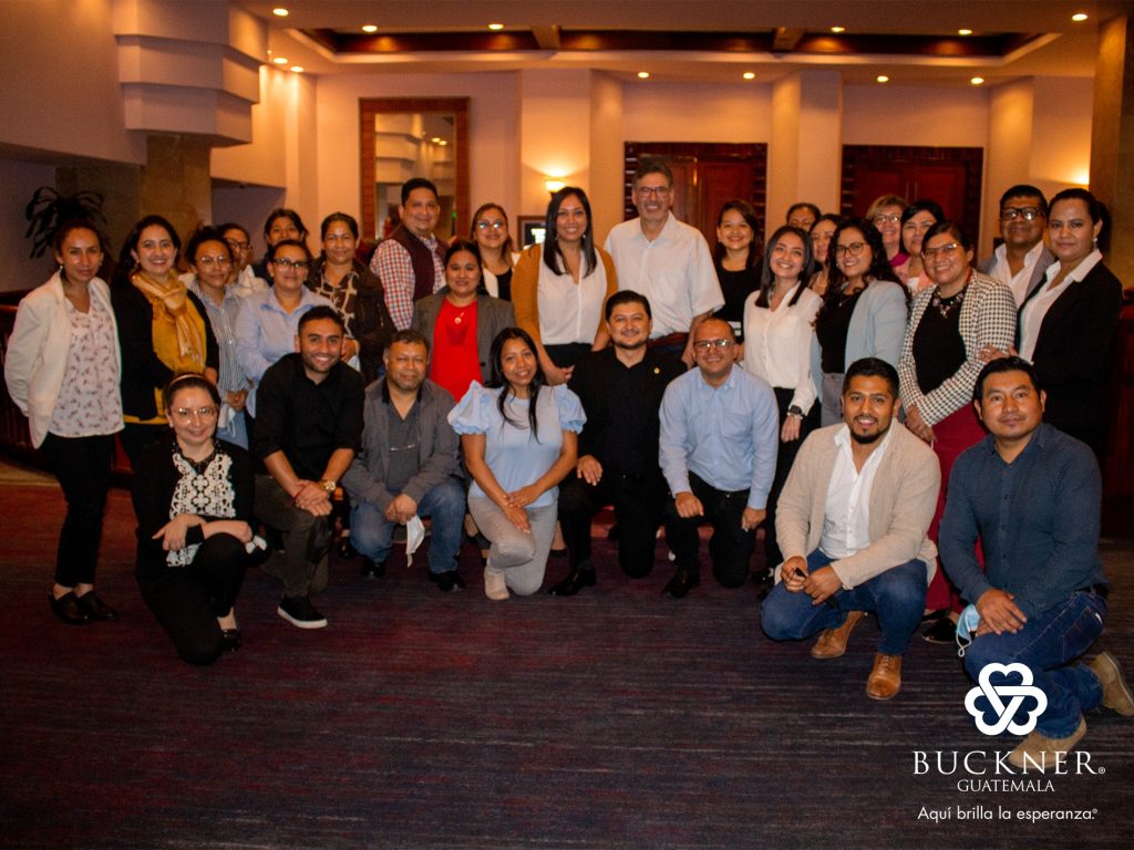 Dr. Albert L. Reyes con el staff de Bukner Guatemala